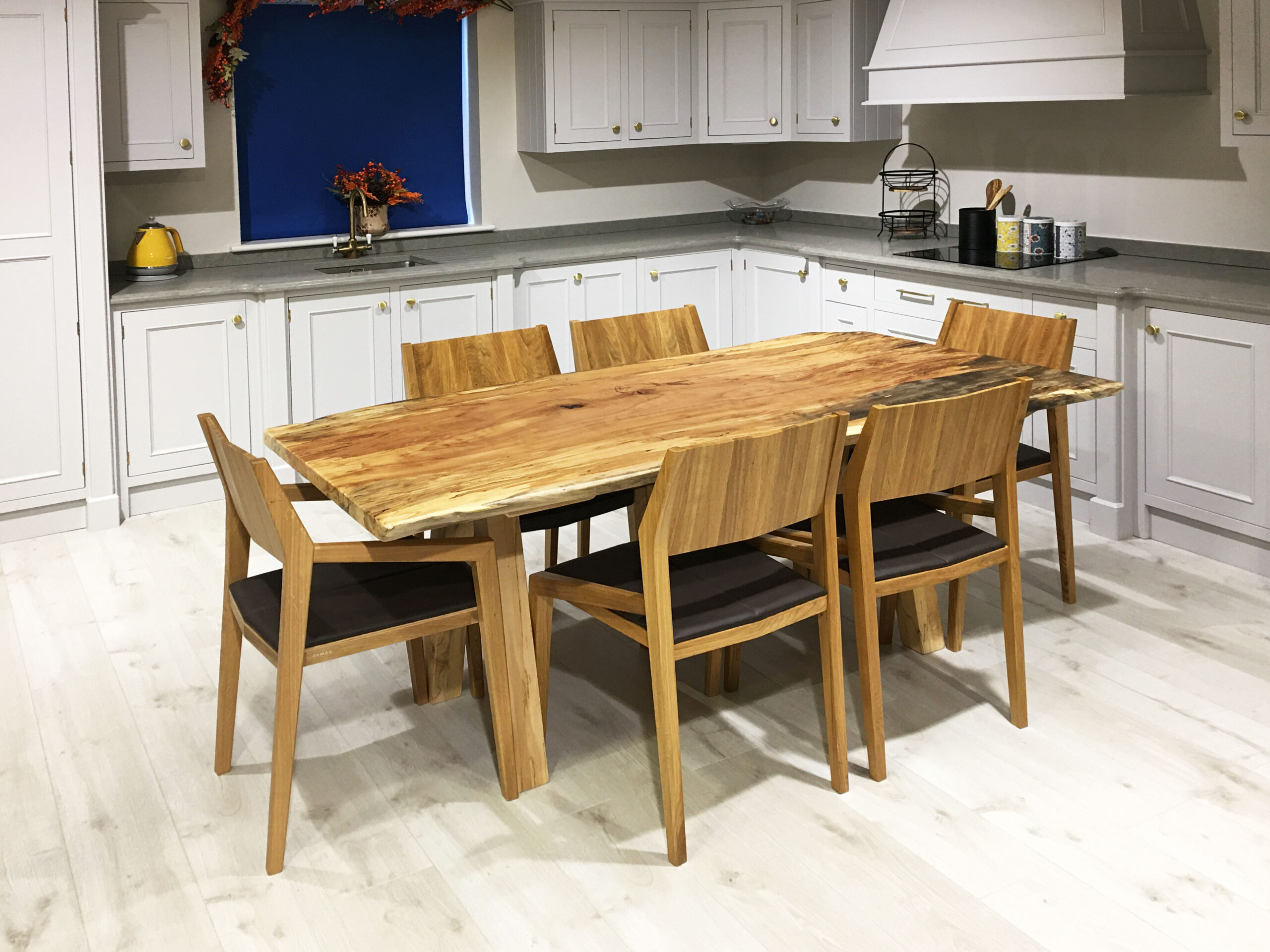 Oak and resin 2024 dining table